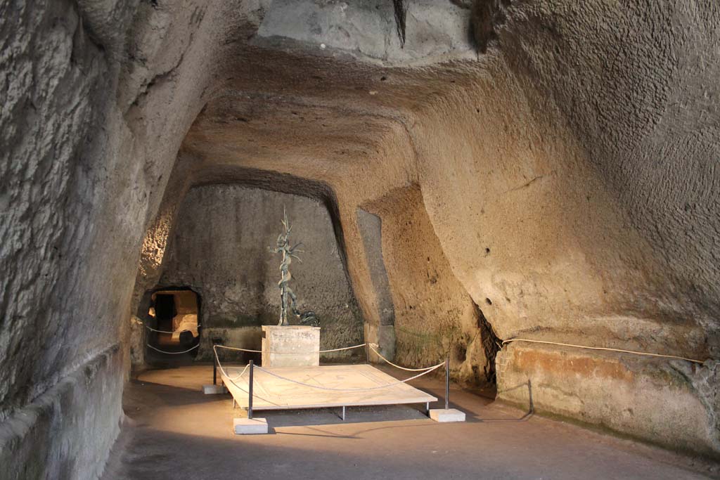 Ins. Orientalis II.4, Herculaneum, March 2014. 
Looking towards the reproduction copy of the bronze fountain depicting Hydra, together with chunk of marble flooring.
Foto Annette Haug, ERC Grant 681269 DÉCOR
