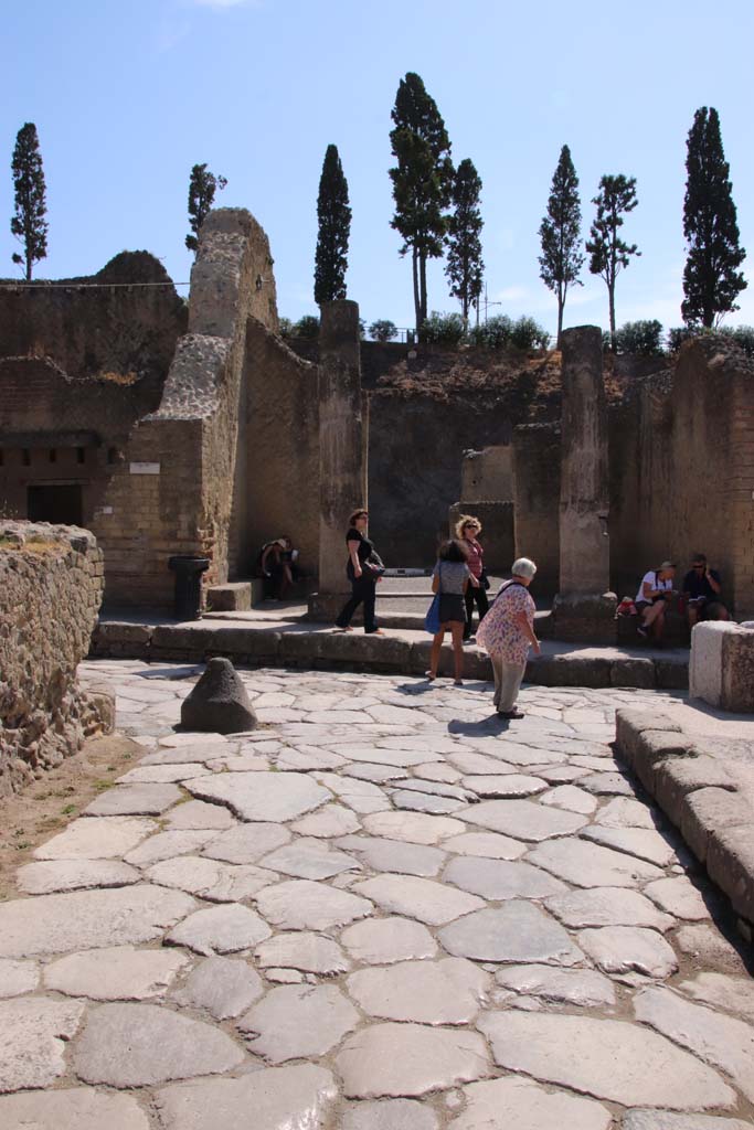 Ins. Or. II.4 Herculaneum, September 2019. 
Looking east from end of Decumanus Inferiore, across Cardo V, towards entrance doorway.
Photo courtesy of Klaus Heese.
