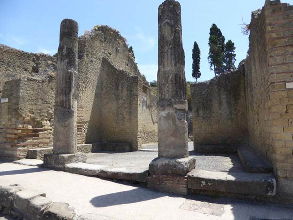 Ins.Or.II.4, Herculaneum, July 2015. Looking towards entrance doorway. Photo courtesy of Michael Binns.

