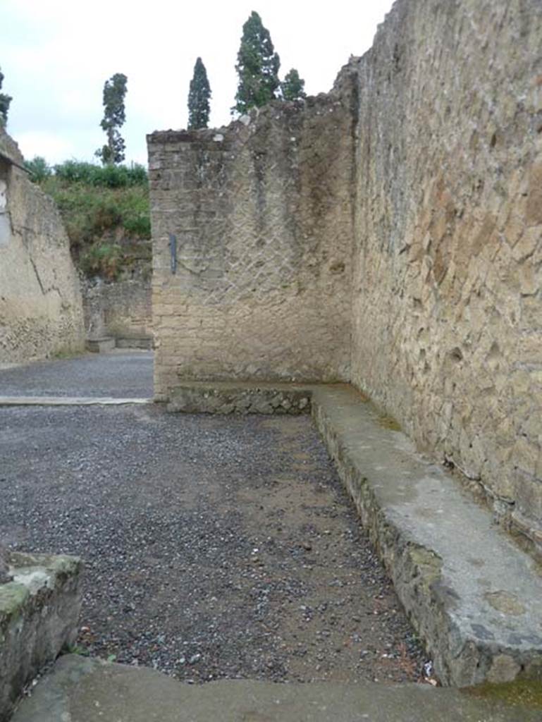 Ins. Orientalis II 4, Herculaneum, September 2015. South side from entrance doorway.