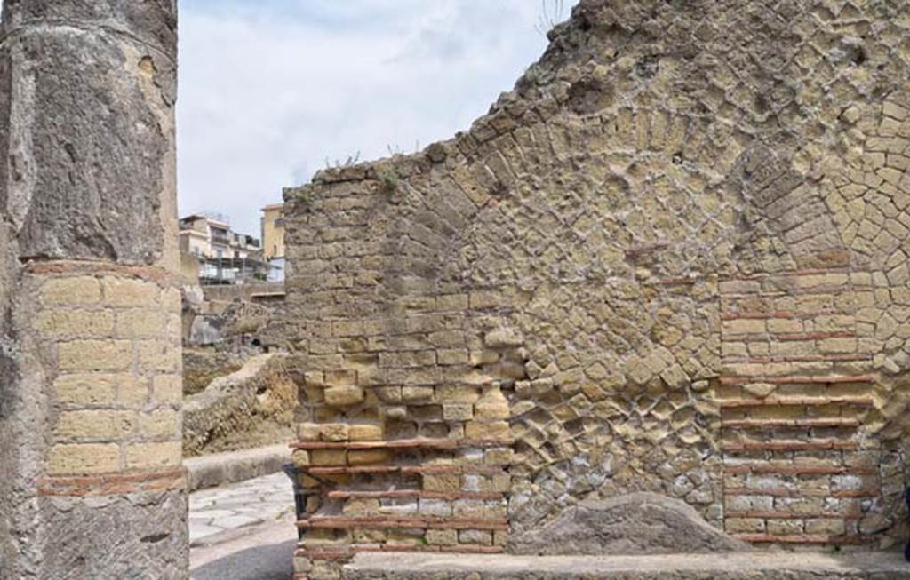 Ins. Orientalis II.4, Herculaneum, April 2018. Looking towards north side of entrance vestibule. Photo courtesy of Ian Lycett-King. Use is subject to Creative Commons Attribution-NonCommercial License v.4 International.
