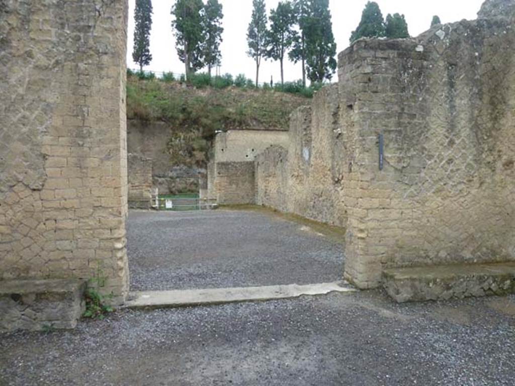 Ins. Orientalis II 4, Herculaneum, September 2015. Looking east from vestibule into large entrance hall.