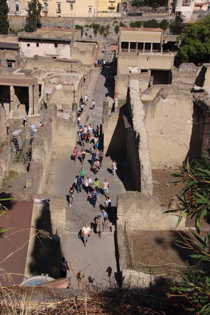 Ins. Orientalis II.4, Herculaneum, September 2019. 
Looking west across large entrance hall and vestibule towards Decumanus Inferiore, across site.
Photo courtesy of Klaus Heese.
