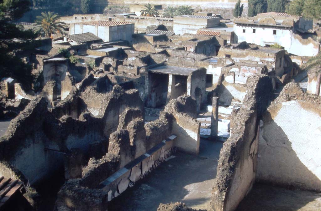 Ins. Or. 2, 4, Herculaneum. 4th December 1971. 
Looking west across large entrance hall towards vestibule and towards entrance (centre right) to junction on Cardo V with Decumanus Inferiore.
Photo courtesy of Rick Bauer, from Dr George Fay’s slides collection.
