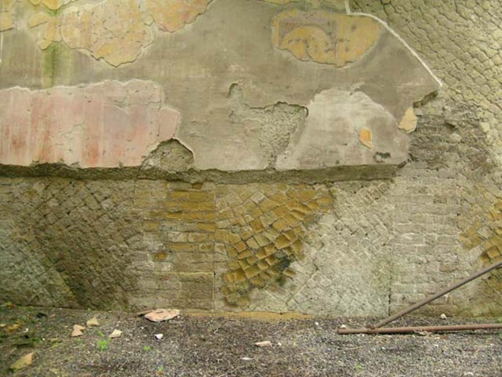 Ins. Orientalis II.4, Herculaneum, December 2004.
Looking towards detail of remaining decoration on west wall at south end of west portico.
Photo courtesy of Nicolas Monteix.
