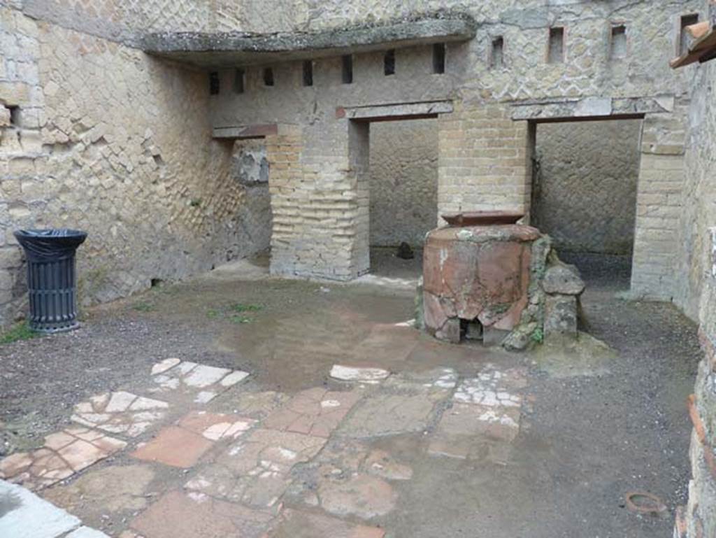 Ins. Orientalis II.5, Herculaneum. September 2015. Looking east across workshop.