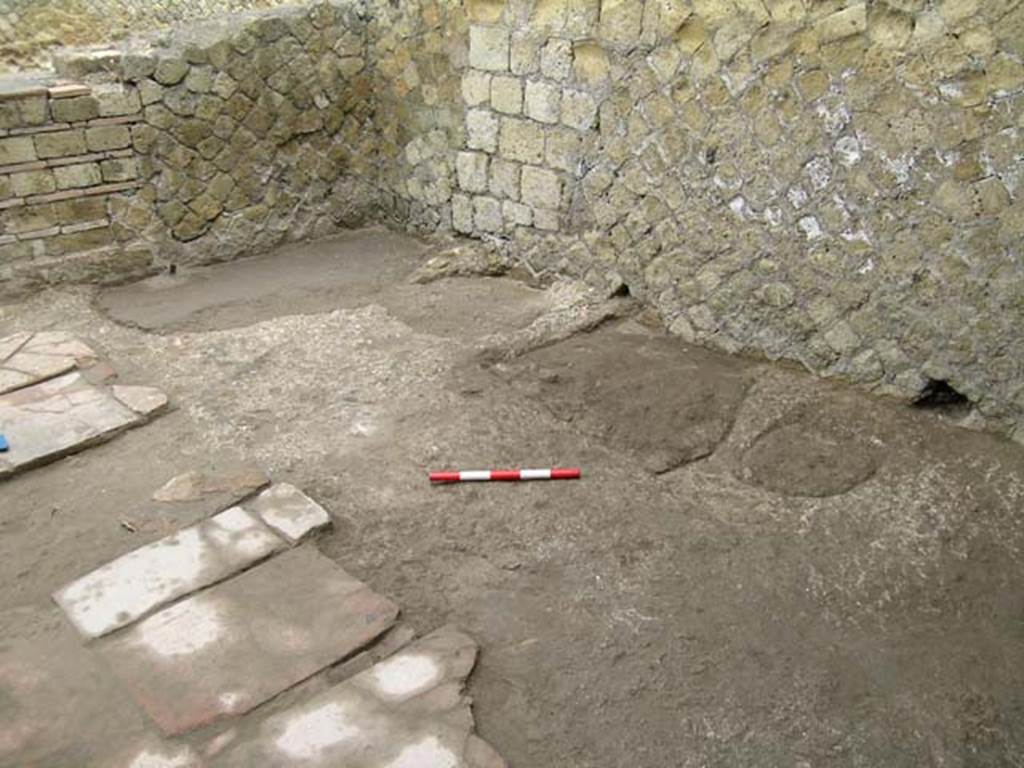 Ins Or II, 5, Herculaneum. May 2004. Looking west along north wall, towards north-west corner of workshop-room.
Photo courtesy of Nicolas Monteix.
