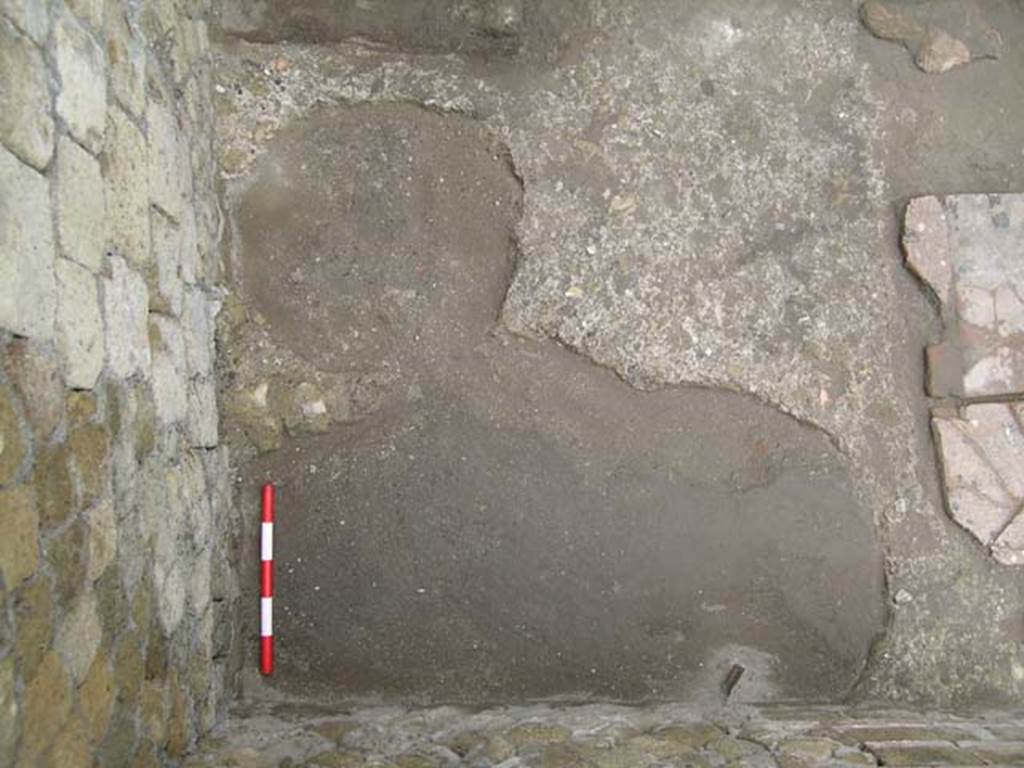 Ins Or II, 5, Herculaneum. May 2004. Detail of flooring in north-west corner of workshop-room.
Photo courtesy of Nicolas Monteix.
