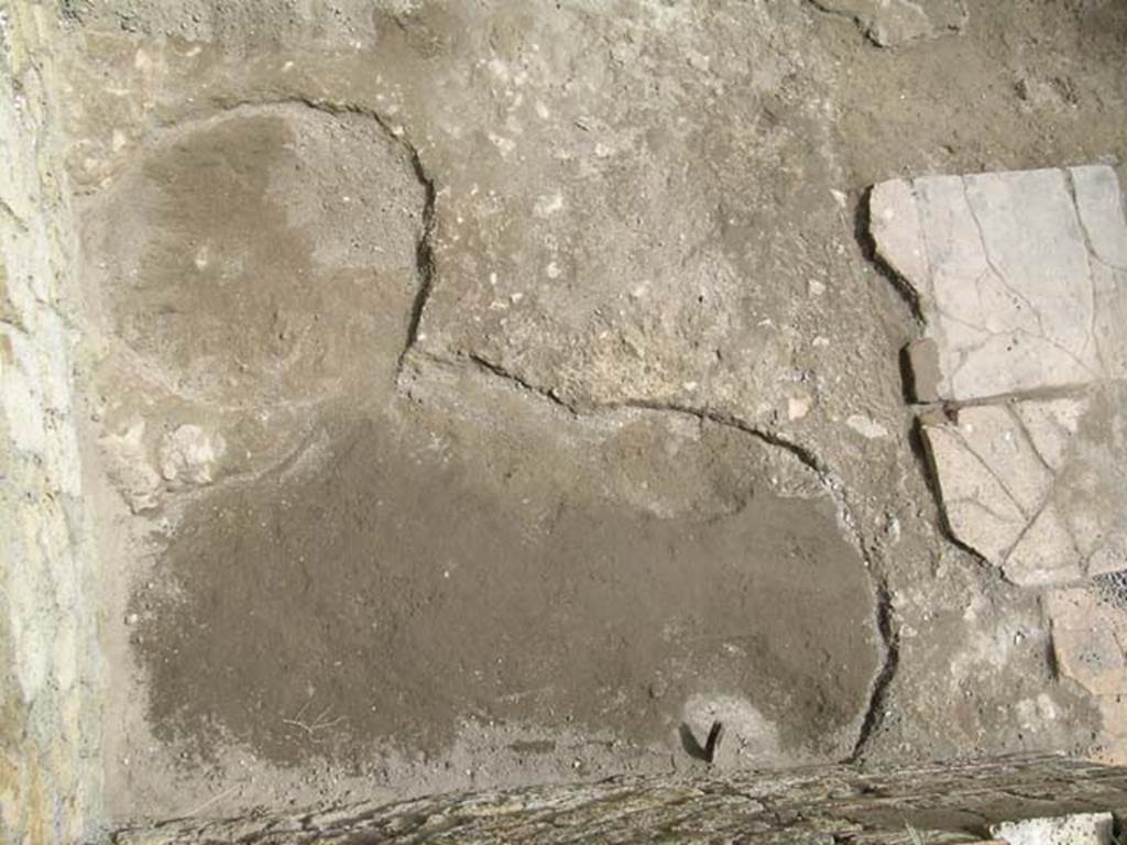 Ins Or II, 5, Herculaneum. May 2004. Detail of depressions/holes in flooring. Photo courtesy of Nicolas Monteix.