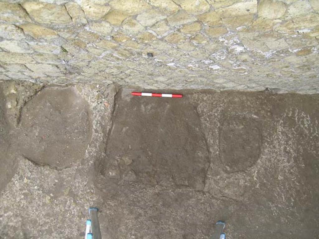 Ins Or II, 5, Herculaneum. May 2004. Detail of flooring against north wall of workshop-room.
Photo courtesy of Nicolas Monteix.
