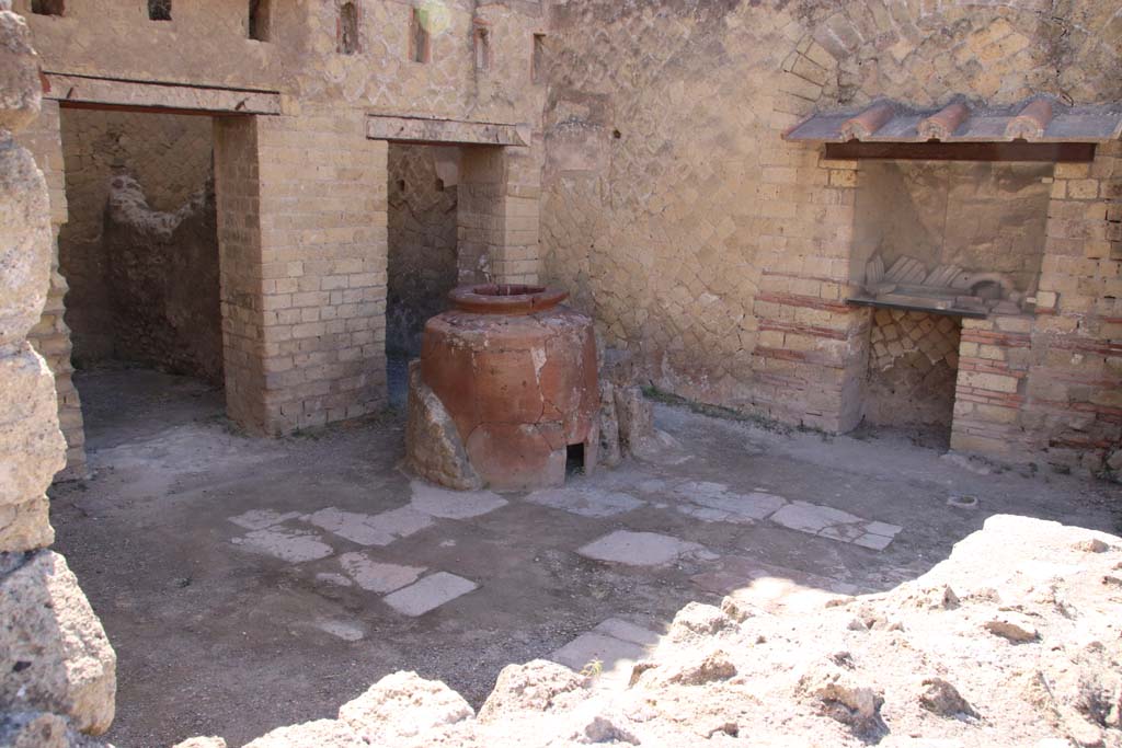 Ins Or II, 5, Herculaneum. September 2019. Looking south-east across workshop-room. Photo courtesy of Klaus Heese.