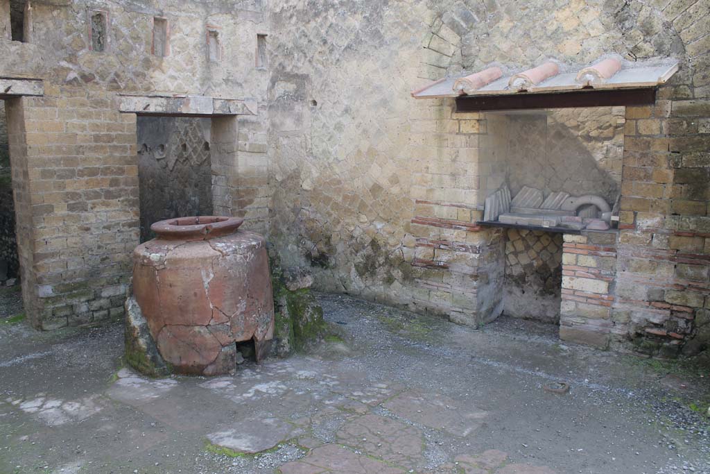 Ins Or II. 5, Herculaneum. March 2014. Looking south-east across workshop-room.   
Foto Annette Haug, ERC Grant 681269 DÉCOR

