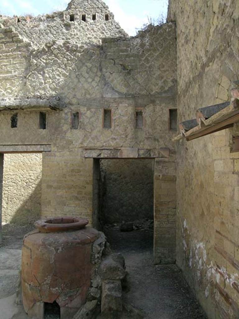 Ins Or II, 5, Herculaneum. May 2006. Looking towards south-east corner of workshop-room. Photo courtesy of Nicolas Monteix.
