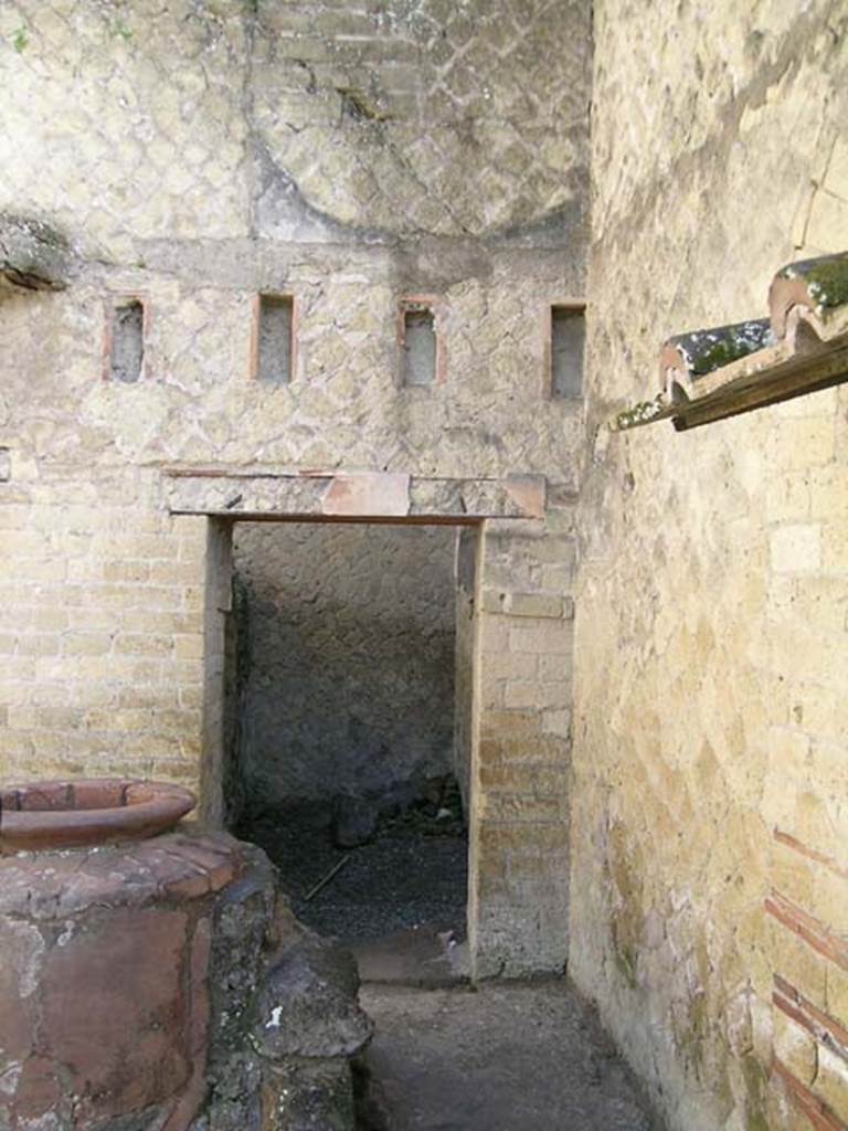 Ins Or II, 5, Herculaneum. May 2004. Doorway to room in south-east corner of shop-room.
Photo courtesy of Nicolas Monteix.
