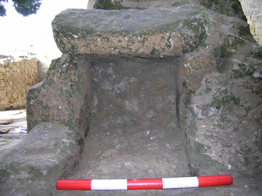 Ins Or II, 5, Herculaneum. May 2004. Stove/furnace. Photo courtesy of Nicolas Monteix.