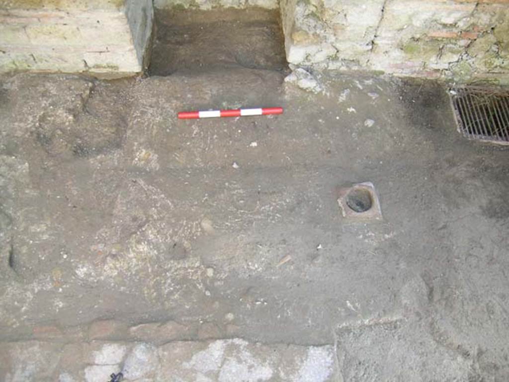 Ins Or II, 5, Herculaneum.  May 2004. Detail of flooring near south wall of workshop-room, with area of counter, on left. 
Photo courtesy of Nicolas Monteix.
