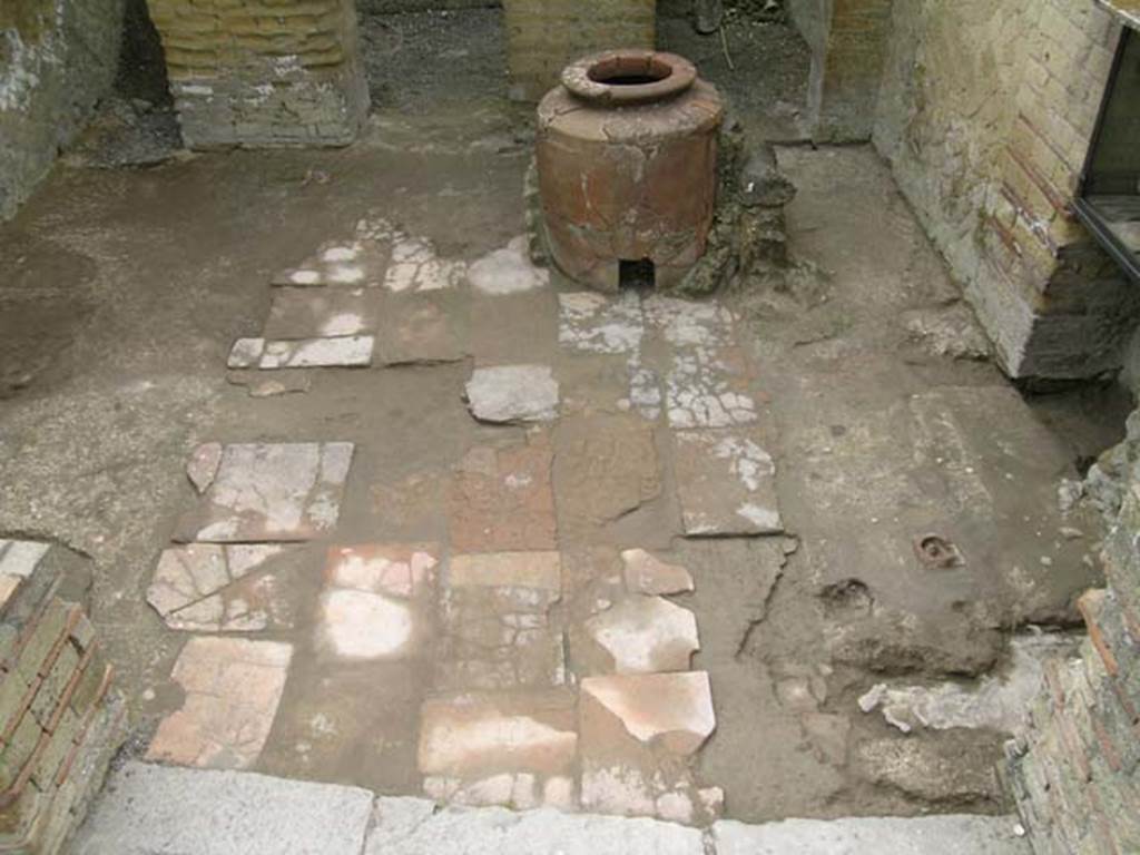 Ins Or II, 5, Herculaneum. May 2004. Flooring in workshop-room, looking east.  Photo courtesy of Nicolas Monteix.