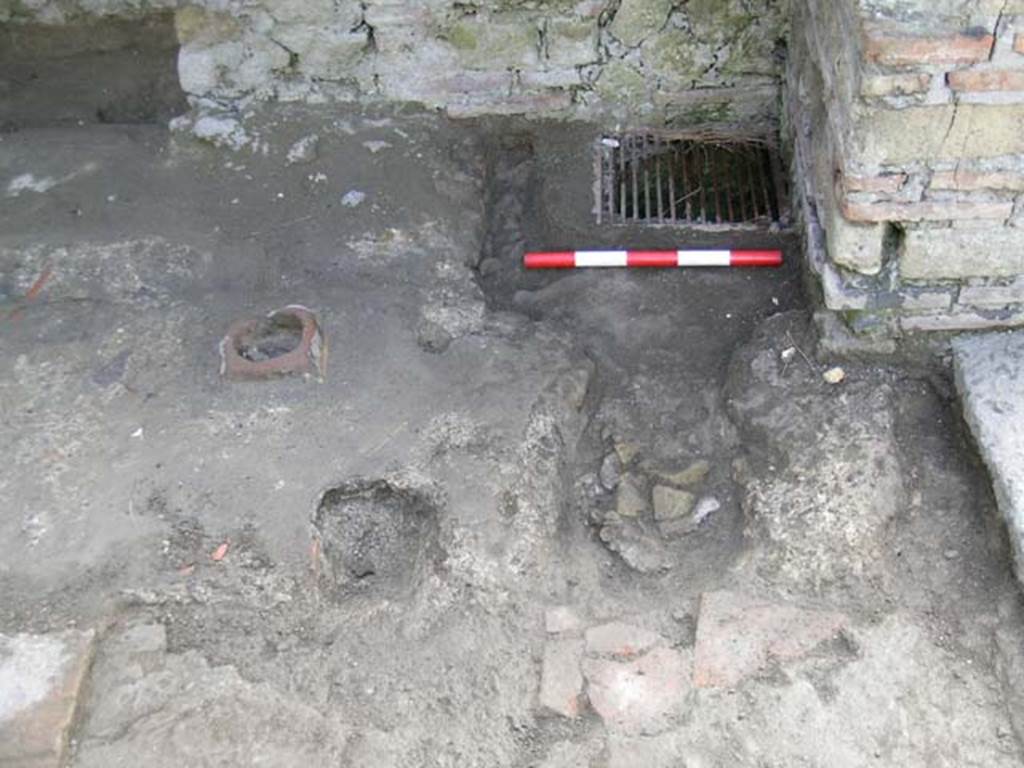 Ins Or II, 5, Herculaneum. May 2004. Looking towards south-west corner of shop-room and doorway threshold.
Photo courtesy of Nicolas Monteix.
