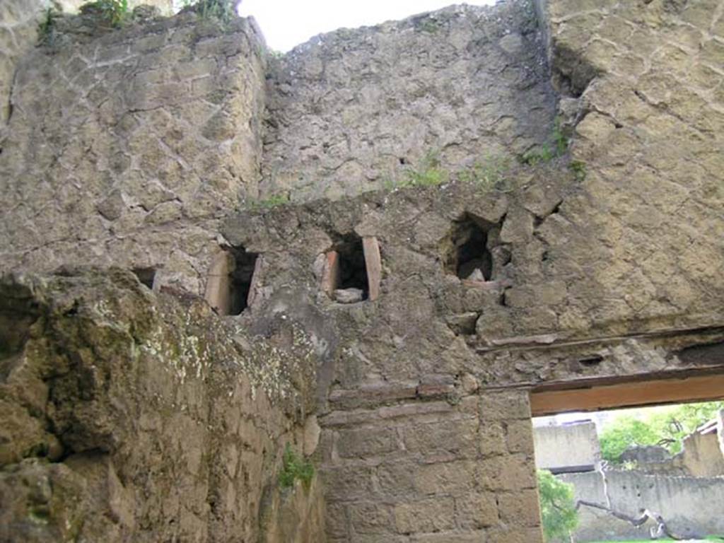 Ins Or II, 5, Herculaneum.  May 2004. Upper floor in south-west corner of workshop-room. 
Photo courtesy of Nicolas Monteix.
