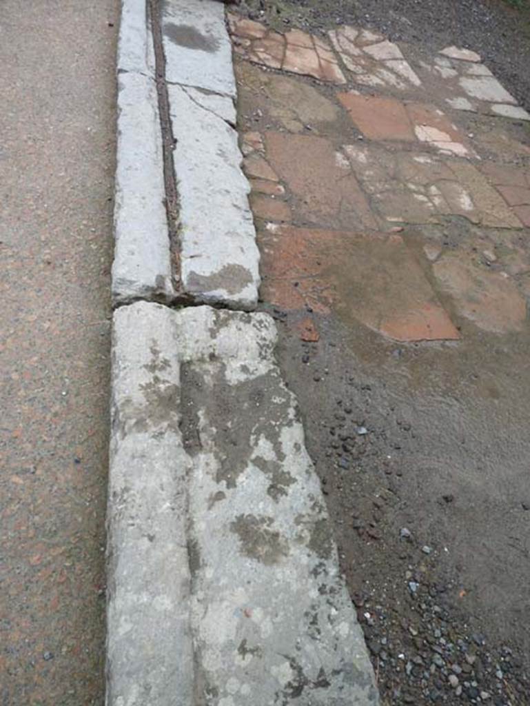 Ins. Orientalis II.5, Herculaneum. September 2015. Entrance doorway threshold.