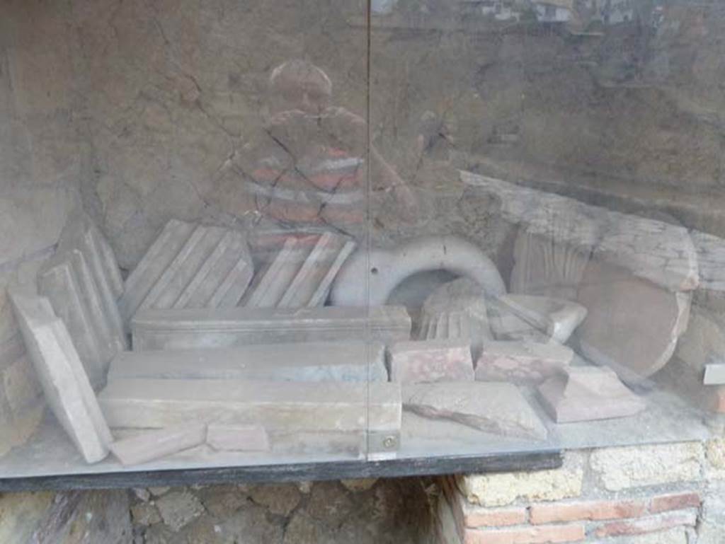 Ins. Orientalis II.5, Herculaneum. September 2015. Display of marble items in recess in south wall of workshop.