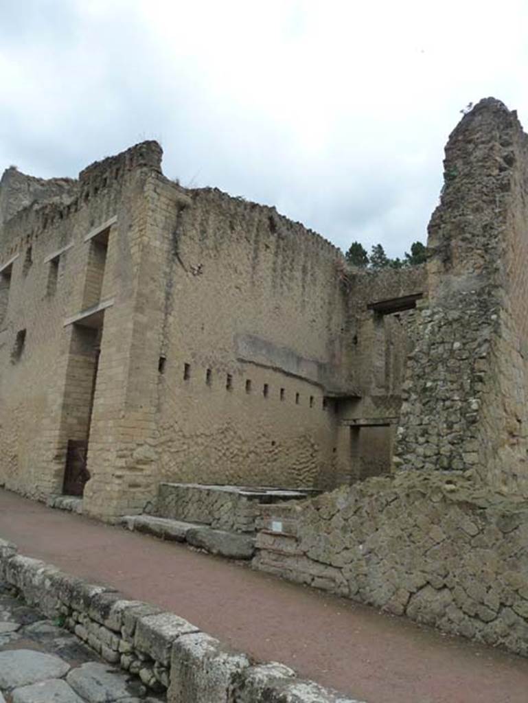 Ins. Orientalis II.6, Herculaneum. September 2015. Looking towards entrance doorway.