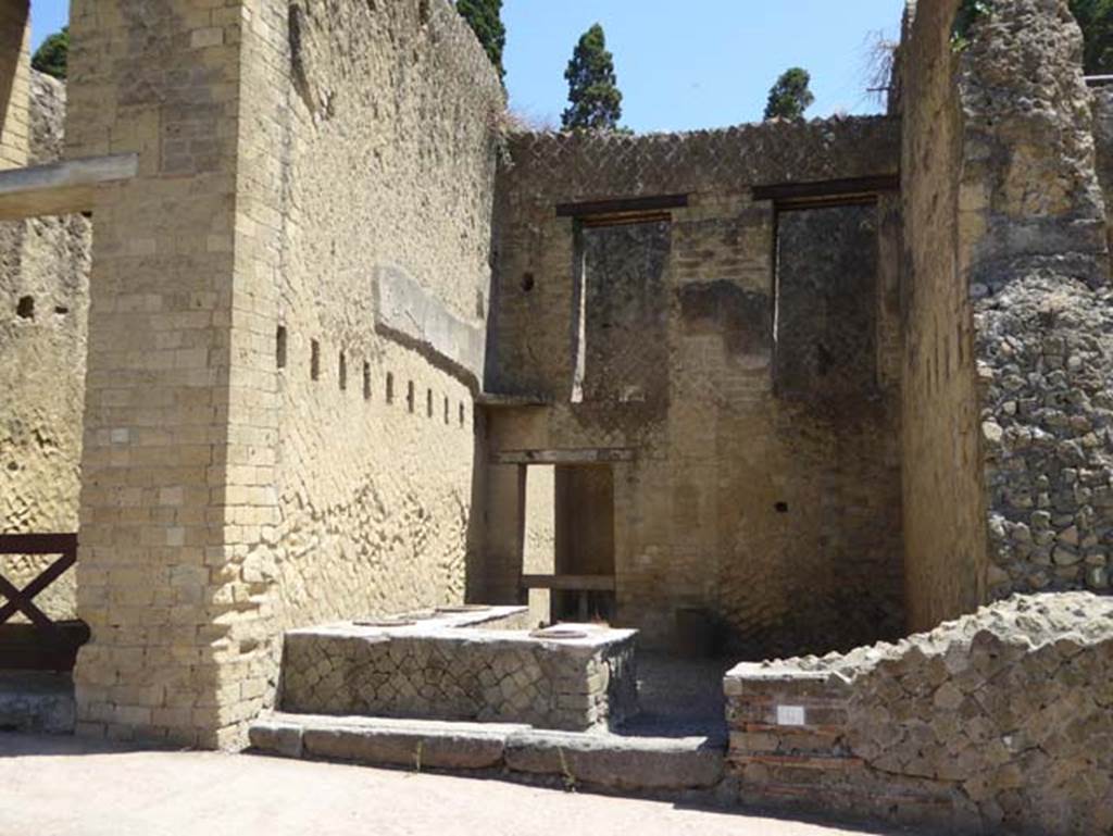 Ins. Orientalis II.6, Herculaneum. July 2015. Looking towards entrance doorway. Photo courtesy of Michael Binns.