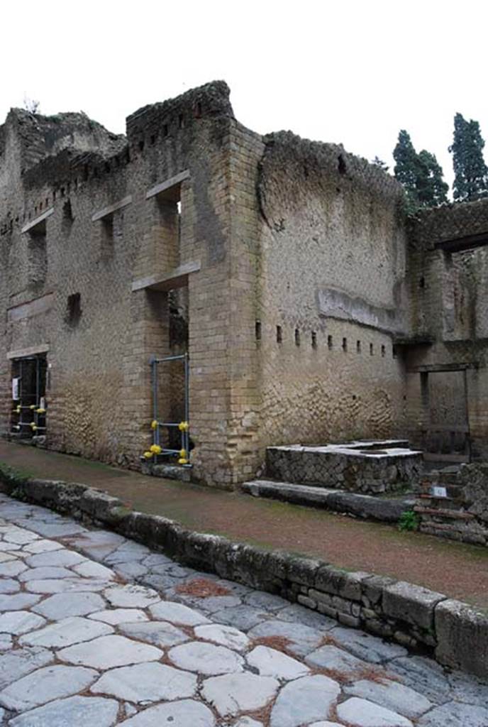 Ins.Or.II.6, on right, Herculaneum. December 2008. Looking towards entrance doorway.
Photo courtesy of Nicolas Monteix.
