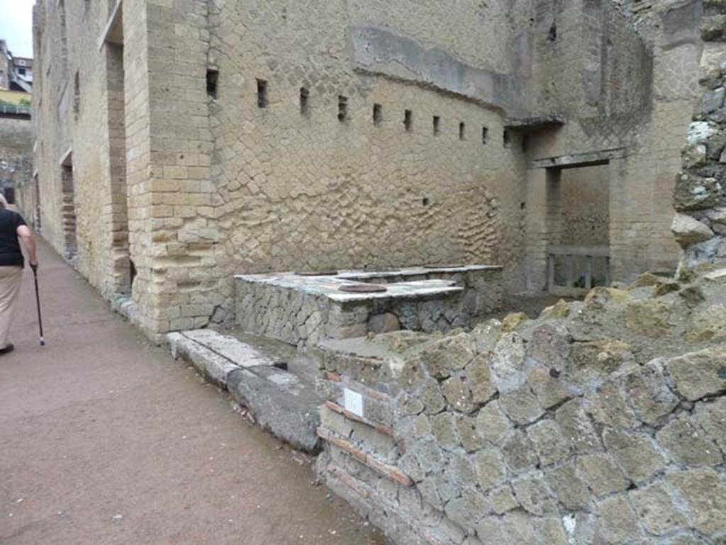 Ins. Orientalis II.6, Herculaneum. September 2015. Looking towards north wall of shop/bar-room.