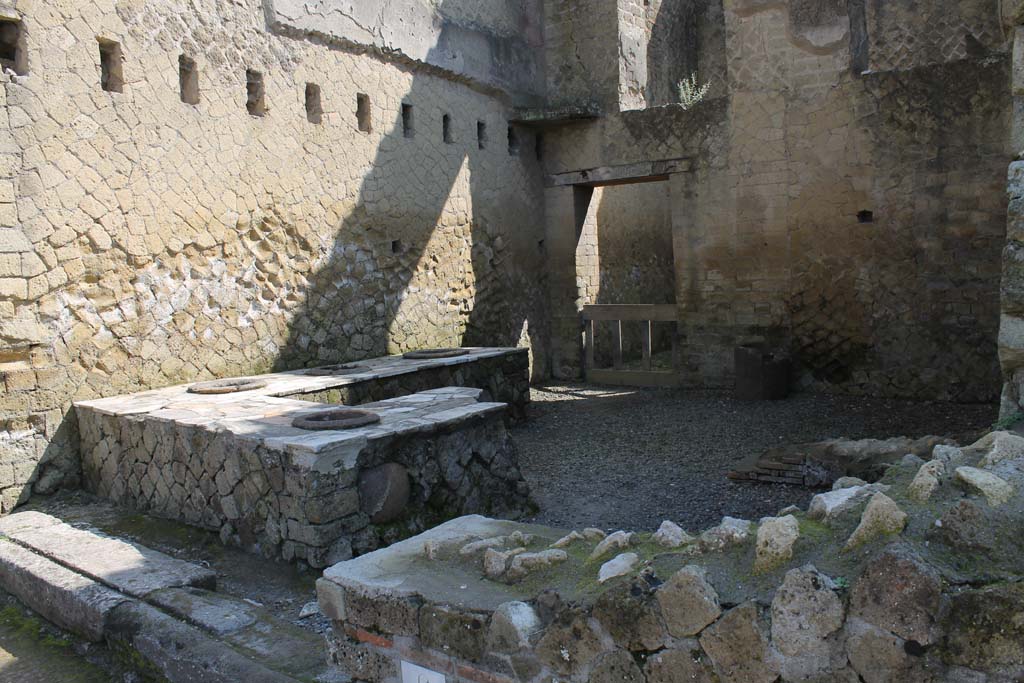 Ins. Orientalis II.6, Herculaneum. March 2014. Looking towards counter against north wall of shop/bar-room.   
Foto Annette Haug, ERC Grant 681269 DÉCOR

