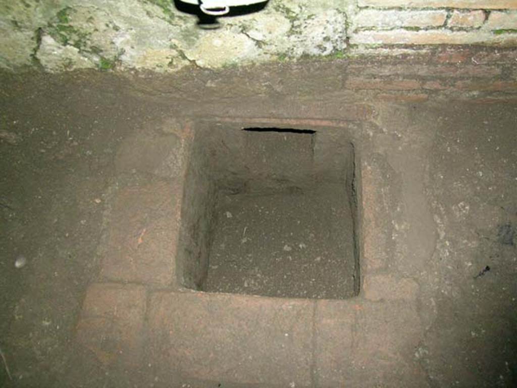 Ins Or II, 6, Herculaneum. December 2004. Detail of hole/drain. Photo courtesy of Nicolas Monteix.