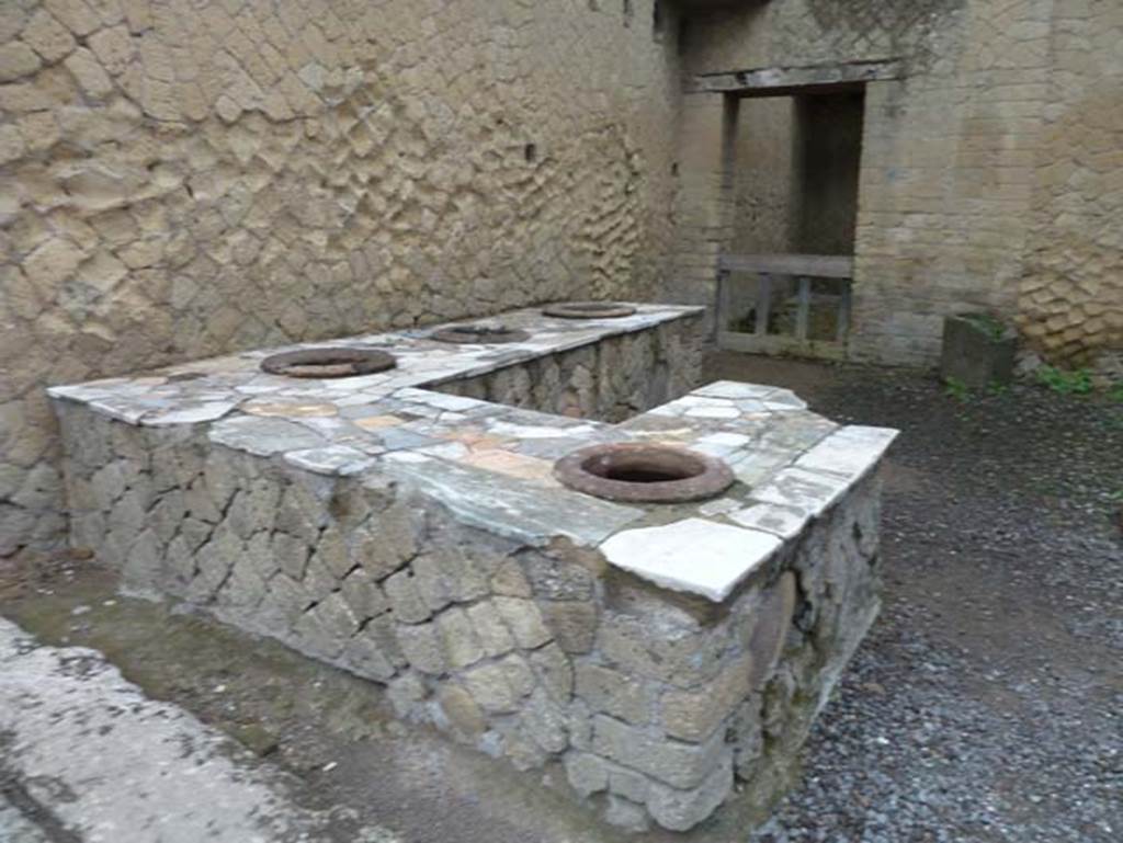 Ins. Orientalis II.6, Herculaneum. September 2015. Looking north-east across counter with imbedded dolia.