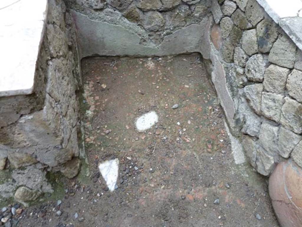 Ins. Orientalis II.6, Herculaneum. September 2015. Detail from rear of counter, looking west.