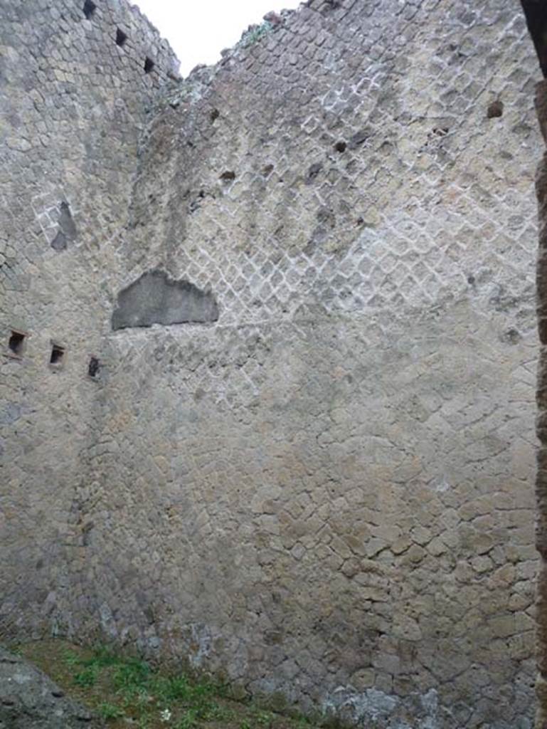 Ins. Orientalis II.6, Herculaneum. September 2015. 
South-east corner and south wall in second rear room reached from doorway in the other rear room.
