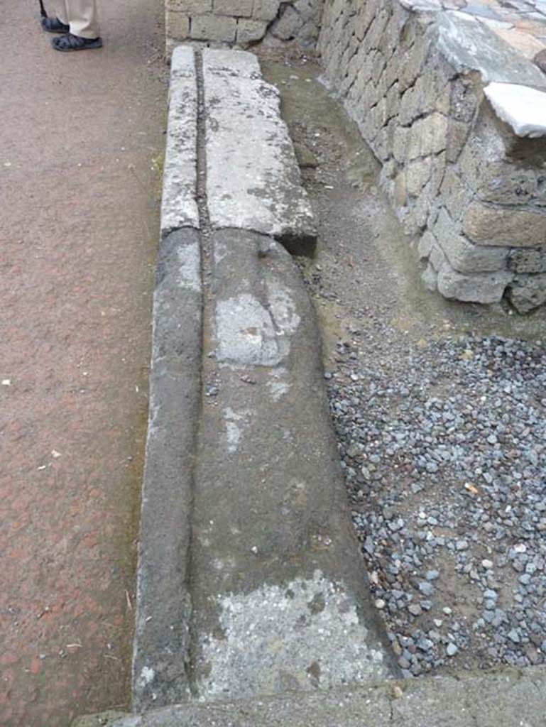 Ins. Orientalis II.6, Herculaneum. September 2015.
Threshold of entrance doorway to shop/bar room. 
