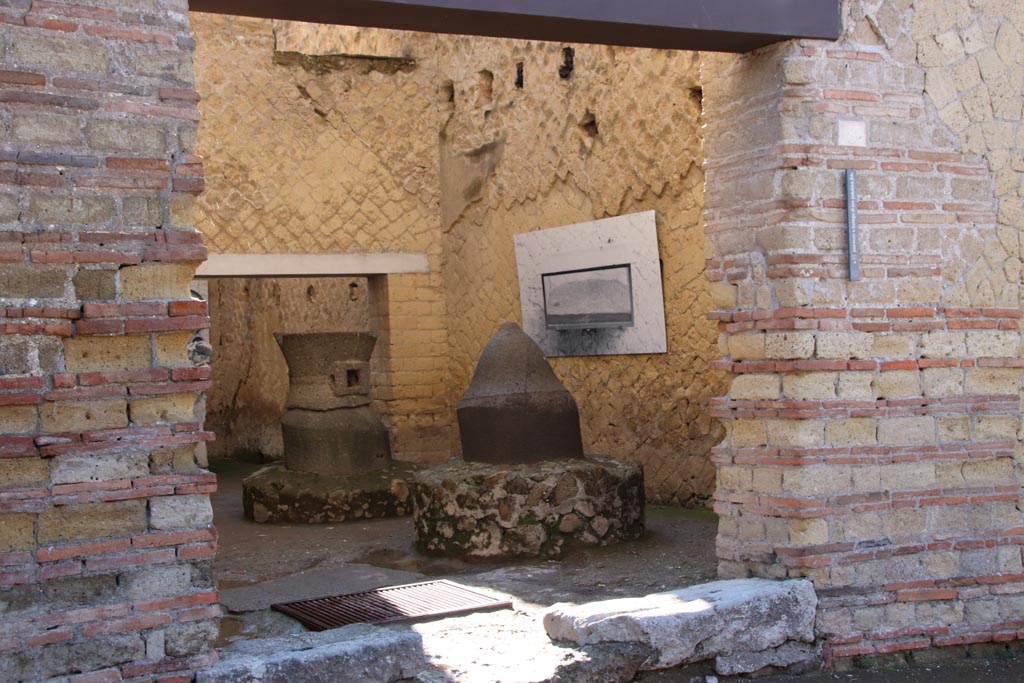 Ins. Or. II.8, Herculaneum, October 2022. Looking south-east through entrance doorway. Photo courtesy of Klaus Heese.