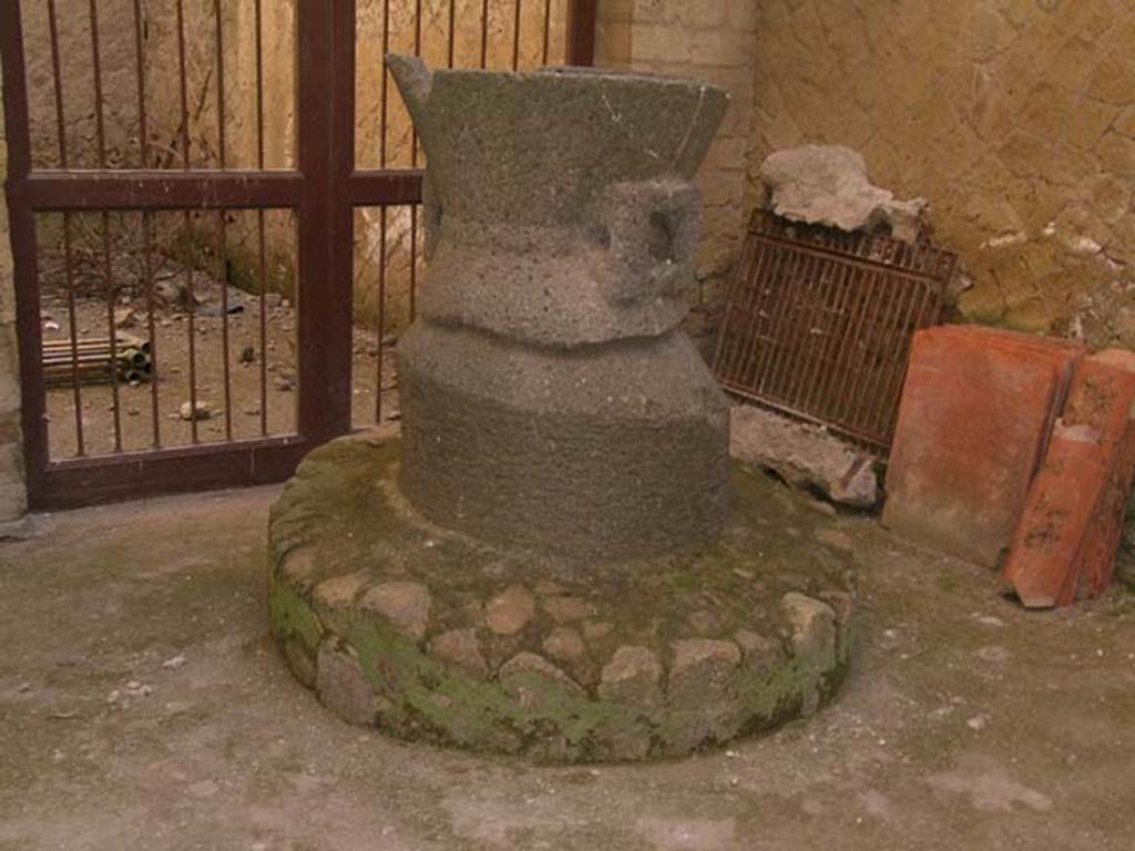 Ins Or II, 8, Herculaneum. May 2006. Mill on east side. Photo courtesy of Nicolas Monteix.

