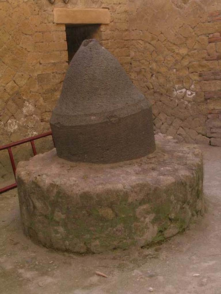 Ins Or II, 8, Herculaneum. May 2006. Mill on west side. Photo courtesy of Nicolas Monteix.

