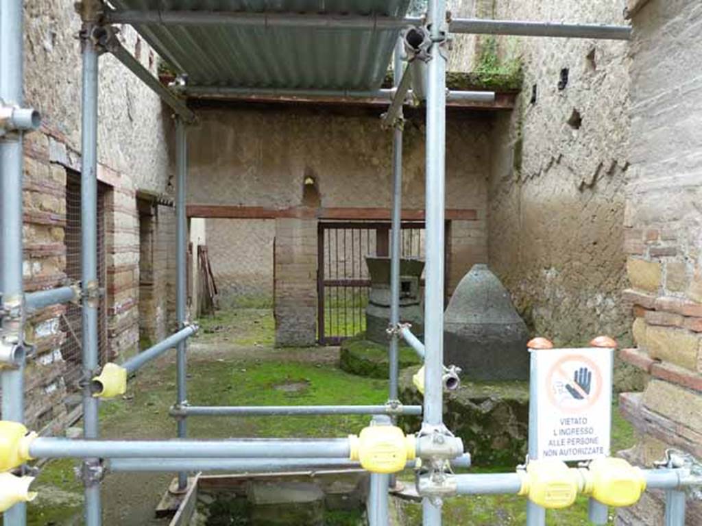 Ins. Orientalis II, 8, Herculaneum. May 2010. Looking east from entrance doorway.