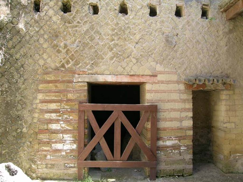 Ins Or II, 8, Herculaneum. May 2005. Looking towards north wall. Photo courtesy of Nicolas Monteix.