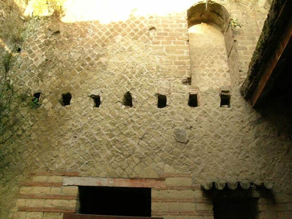 Ins Or II, 8, Herculaneum. December 2004. Looking towards upper north wall. Photo courtesy of Nicolas Monteix.

