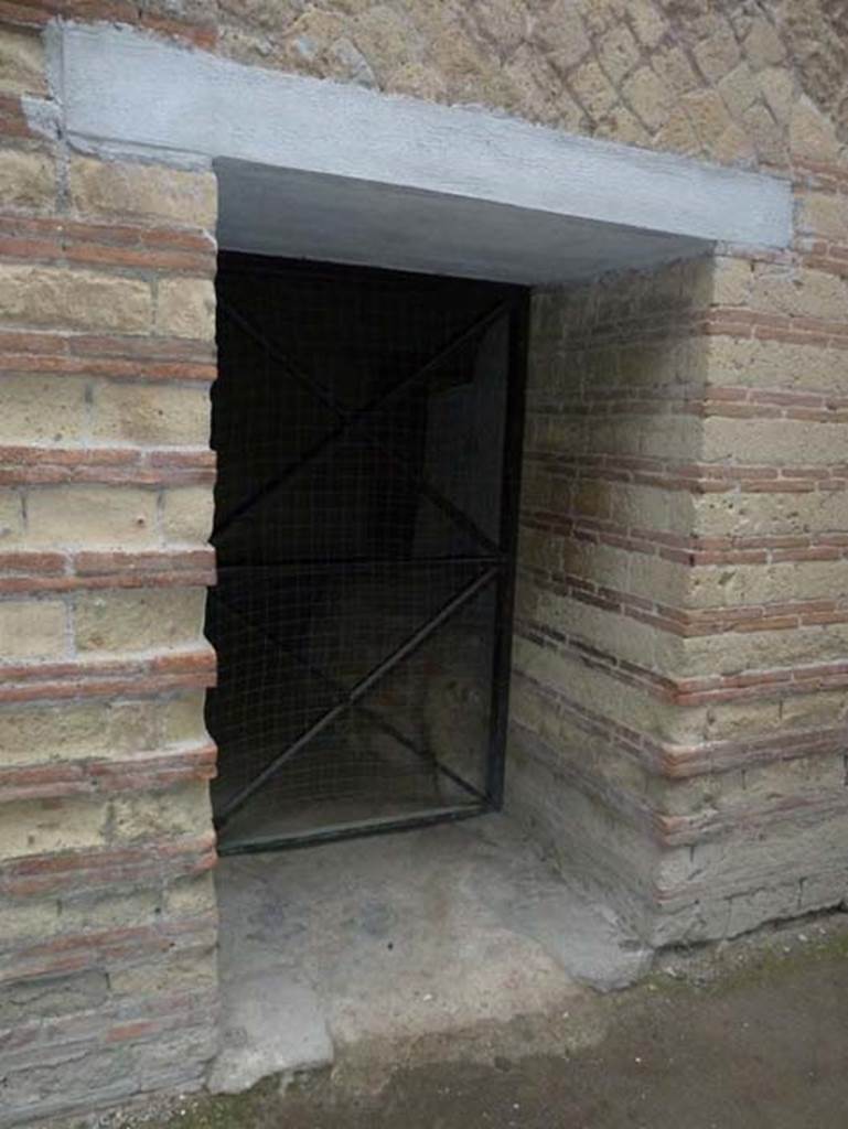 Ins. Orientalis II.8, Herculaneum. September 2015. Doorway in north wall to bakery with oven.