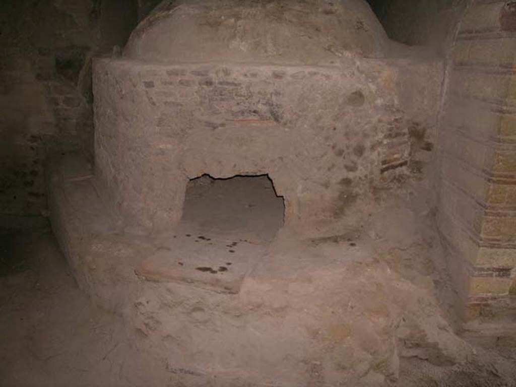 Ins Or II, 8, Herculaneum. December 2004. Exterior of oven, looking east. Photo courtesy of Nicolas Monteix.