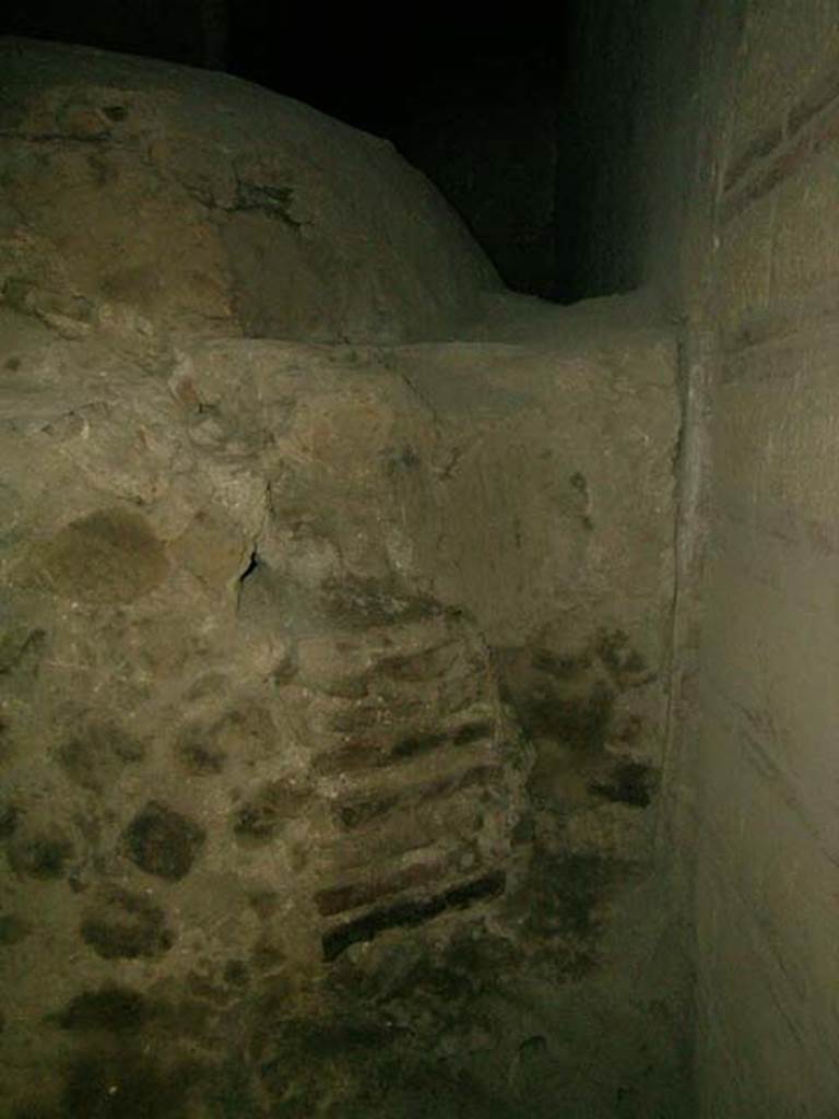 Ins Or II, 8, Herculaneum. December 2004. Detail from south side of exterior of oven. 
Photo courtesy of Nicolas Monteix.
