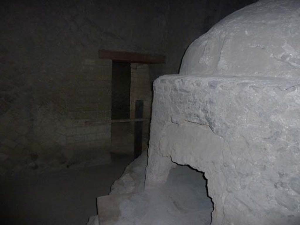 Ins. Orientalis II.8, Herculaneum. September 2015. Oven with two stucco phalluses incorporated into roof. 