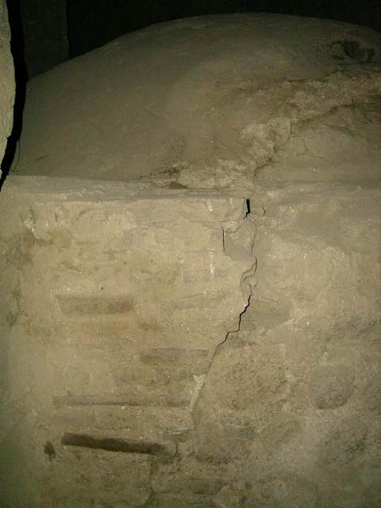 Ins Or II, 8, Herculaneum. December 2004. Detail from exterior of oven. Photo courtesy of Nicolas Monteix.