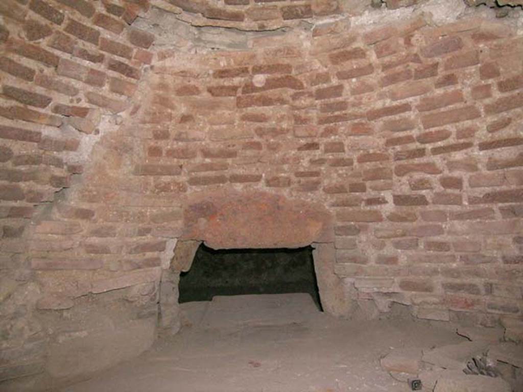 Ins Or II, 8, Herculaneum. December 2004. Detail from interior of oven. Photo courtesy of Nicolas Monteix.

