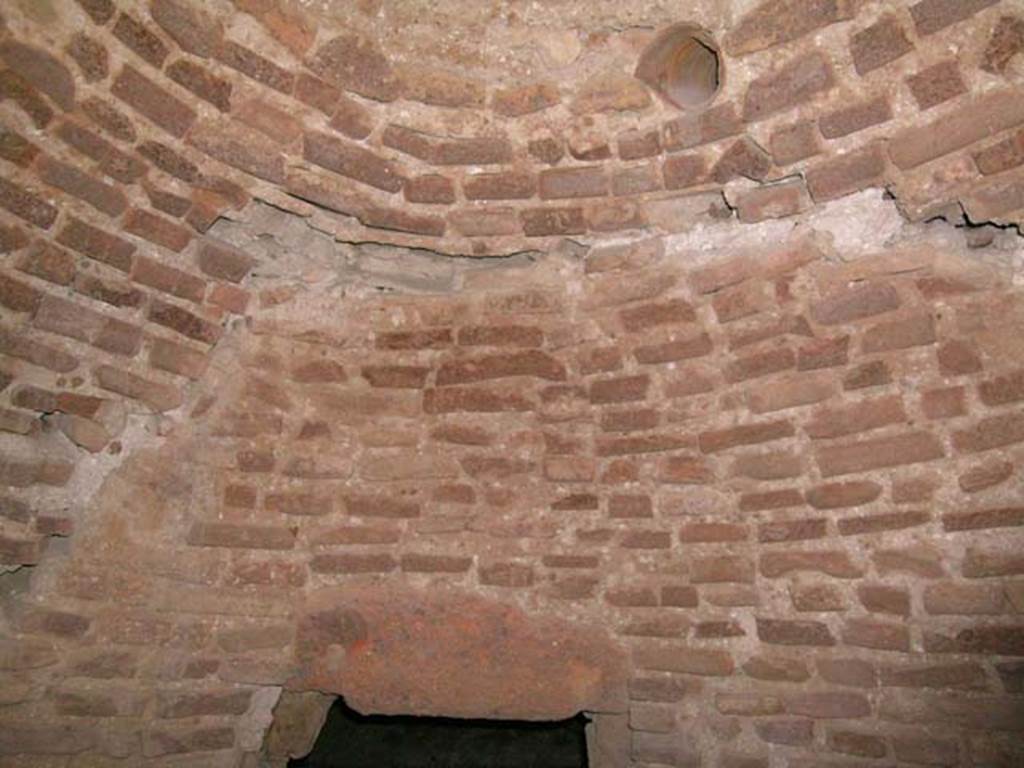 Ins Or II, 8, Herculaneum. December 2004. Detail from interior of oven. Photo courtesy of Nicolas Monteix.
