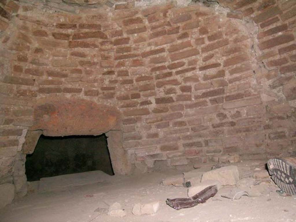 Ins Or II, 8, Herculaneum. December 2004. Detail from interior of oven. Photo courtesy of Nicolas Monteix.
