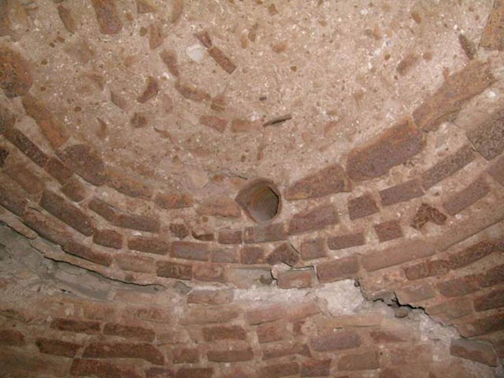 Ins Or II, 8, Herculaneum. December 2004. Detail from interior of oven. Photo courtesy of Nicolas Monteix.